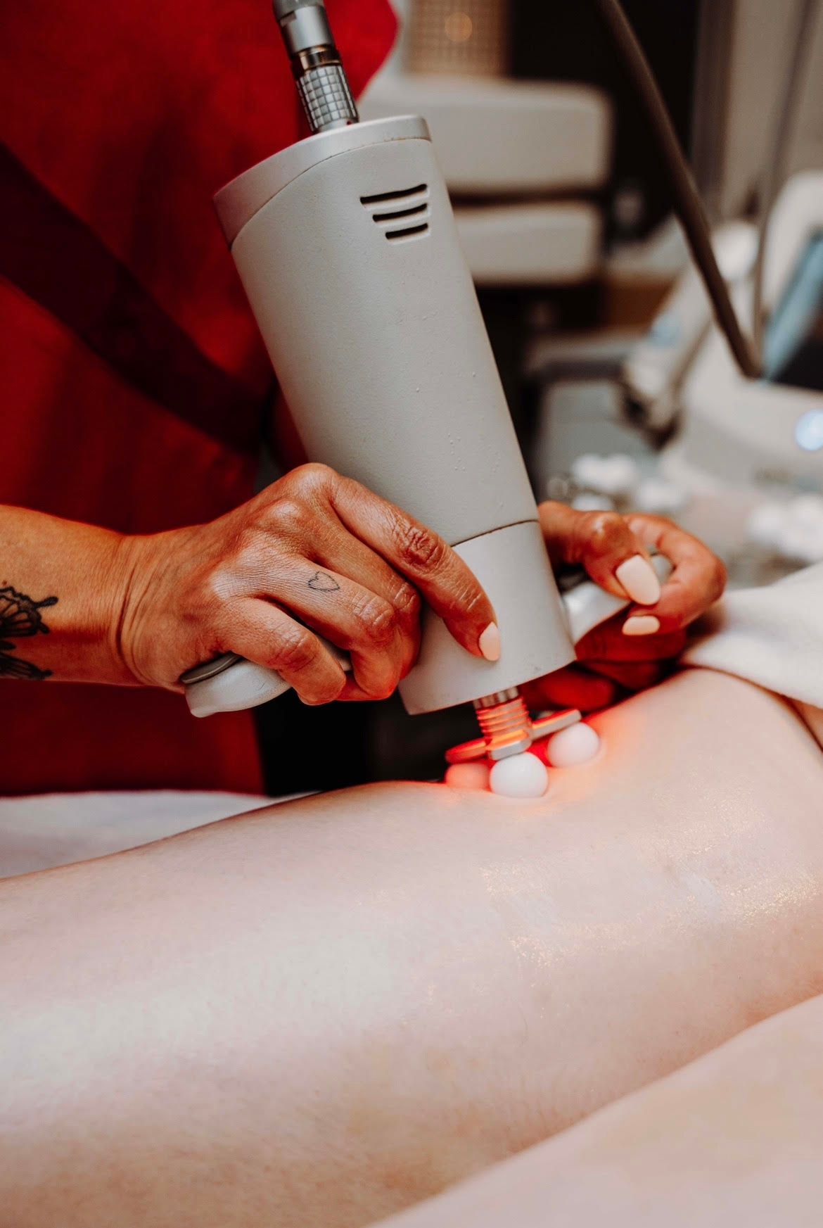 La pièce à main Bellaction posée sur la jambe pendant un soin amincissant