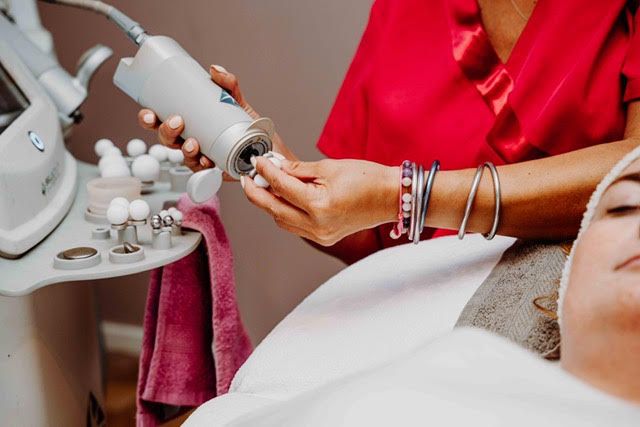 Un soin anti-âge du visage avec la pièce à main Bellaction
