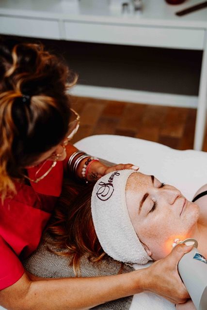 Laure, penchée sur une cliente allongée, pendant un soin du visage