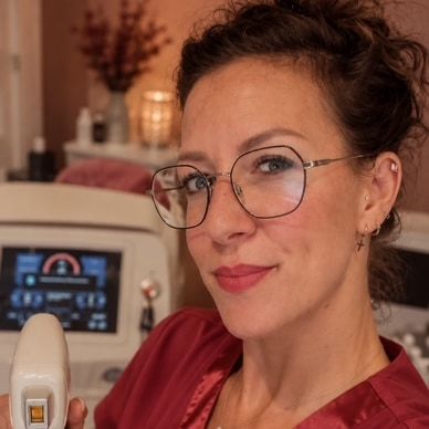 Laure, de près, souriante, dans la pièce de soin